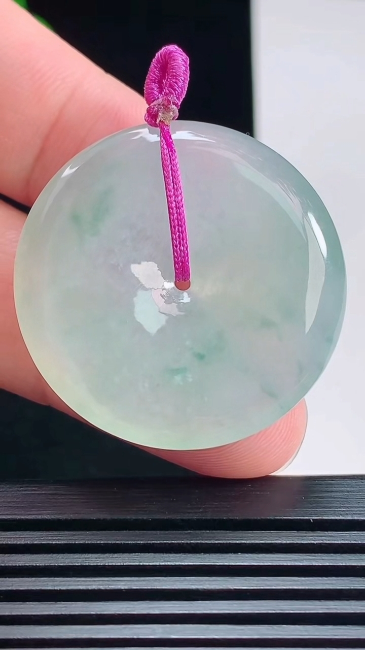 天然A货翡翠飘花平安扣吊坠，尺寸34-5.6 重量:14.08g
7月18日