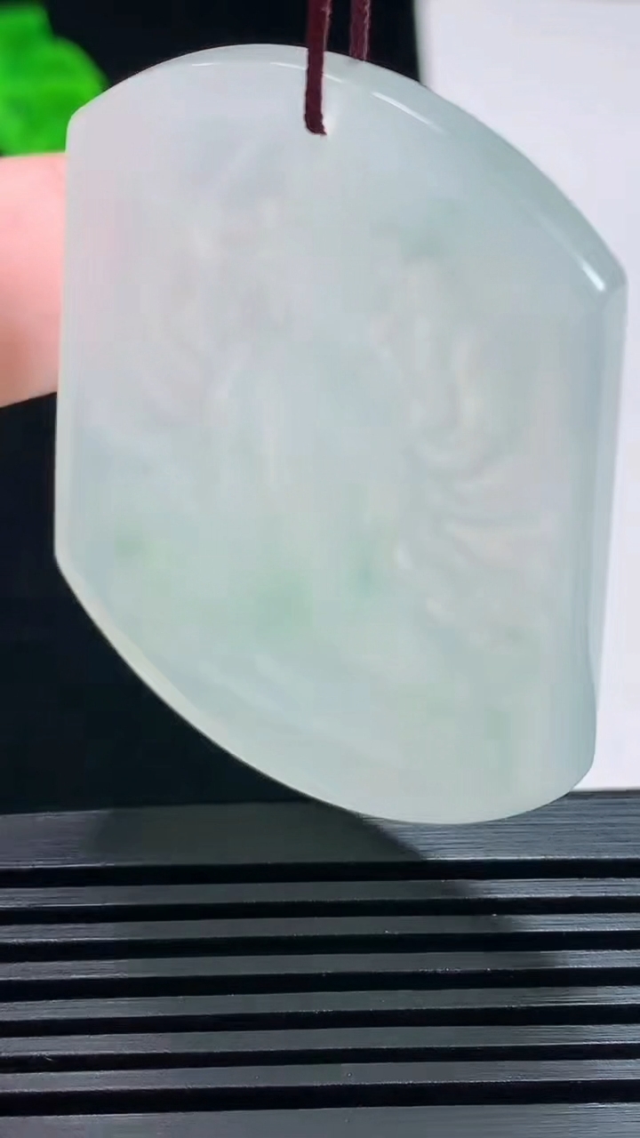 天然A货翡翠千手观音菩萨吊坠，尺寸50.5-40-5 重量:23.77g
7月18日