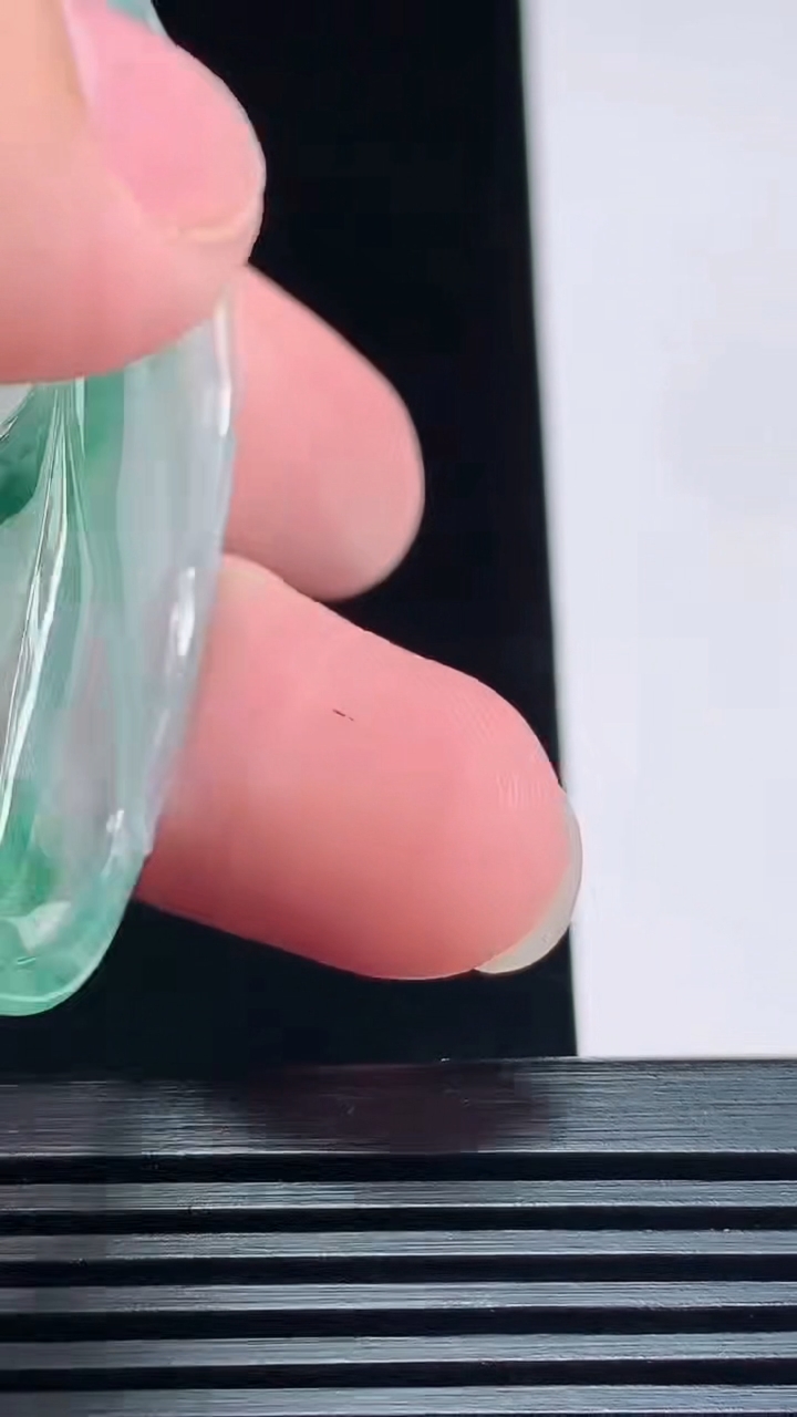 天然A货翡翠种飘花金枝玉叶 叶子吊坠，尺寸52.3-35-5 重量:19.73g
7月18日