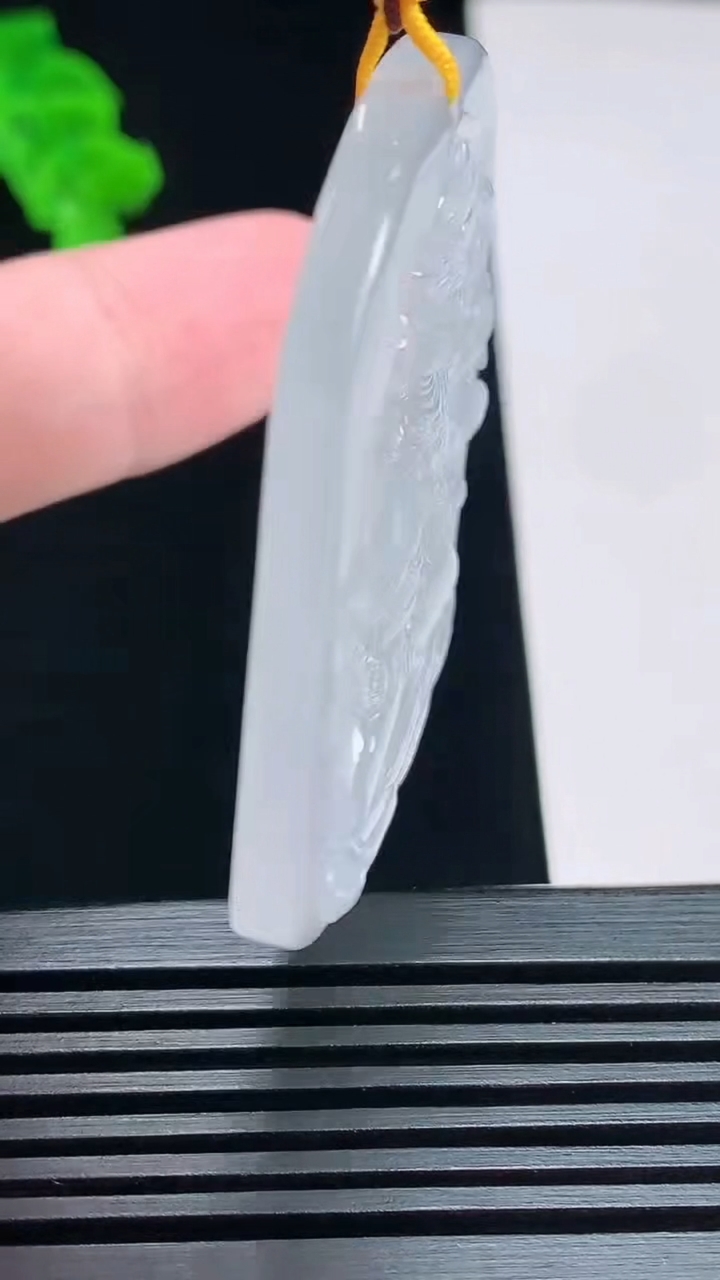 天然A货翡翠千手观音菩萨吊坠，尺寸51-40-5.6 重量:25.58g
7月18日
