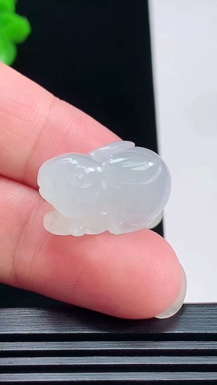 天然A货翡翠生肖兔吊坠，尺寸23-12-13 重量:7.21g
7月18日