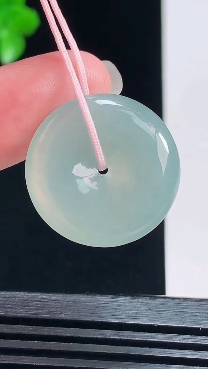 天然A货翡翠平安扣吊坠，尺寸22.5-5 重量:5.38g
7月18日