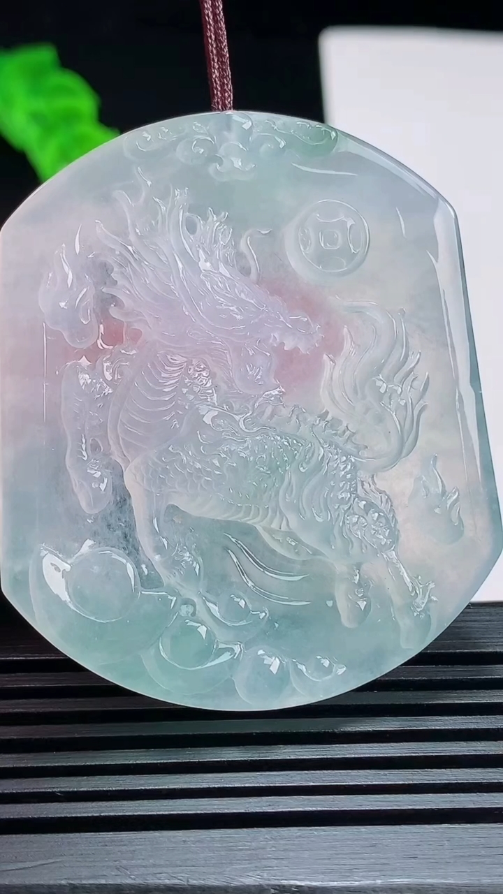 天然A货翡翠麒麟吊坠，尺寸53-45-5.8 重量:30.16g
7月18日