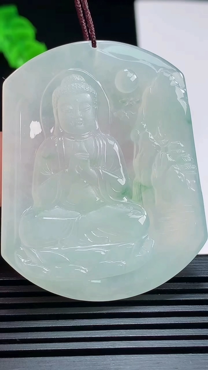 天然A货翡翠大日如来佛吊坠，尺寸51.5-41.5-5 重量:24.62g
7月18日