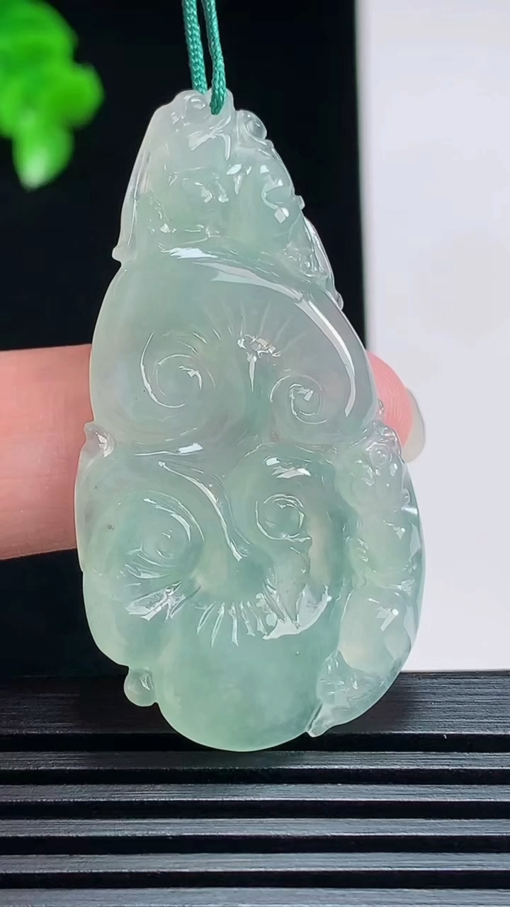 天然A货翡翠如意头吊坠，尺寸47-24.5-5 重量:9.26g
7月18日