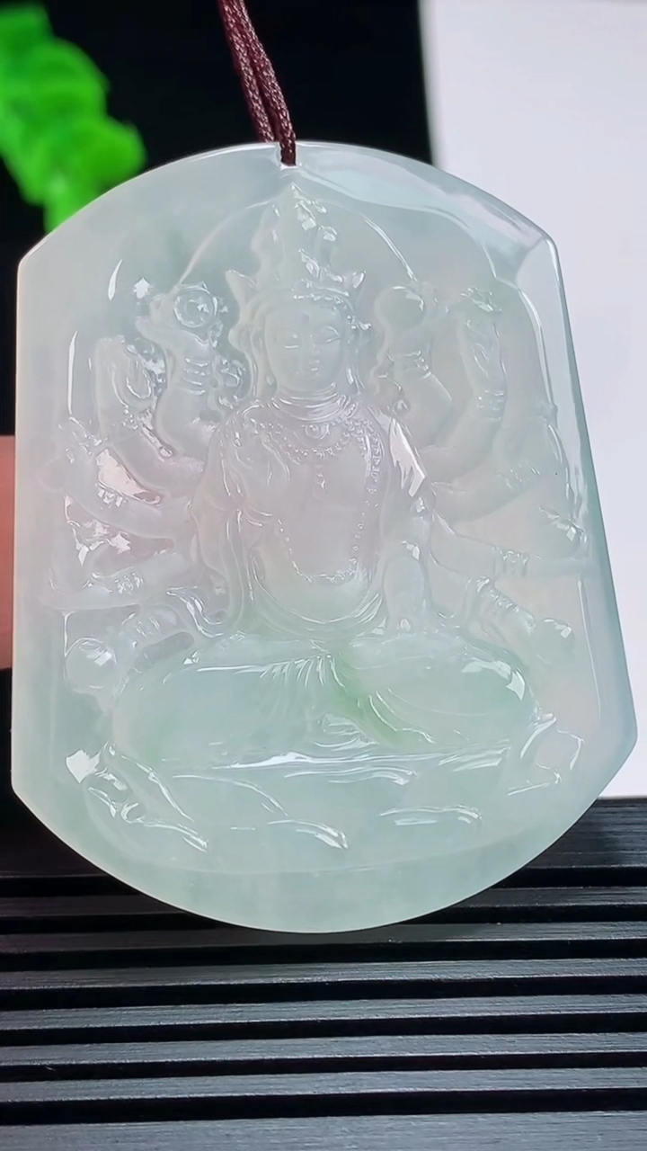 天然A货翡翠千手观音菩萨吊坠，尺寸50.5-40-5 重量:23.77g
7月18日