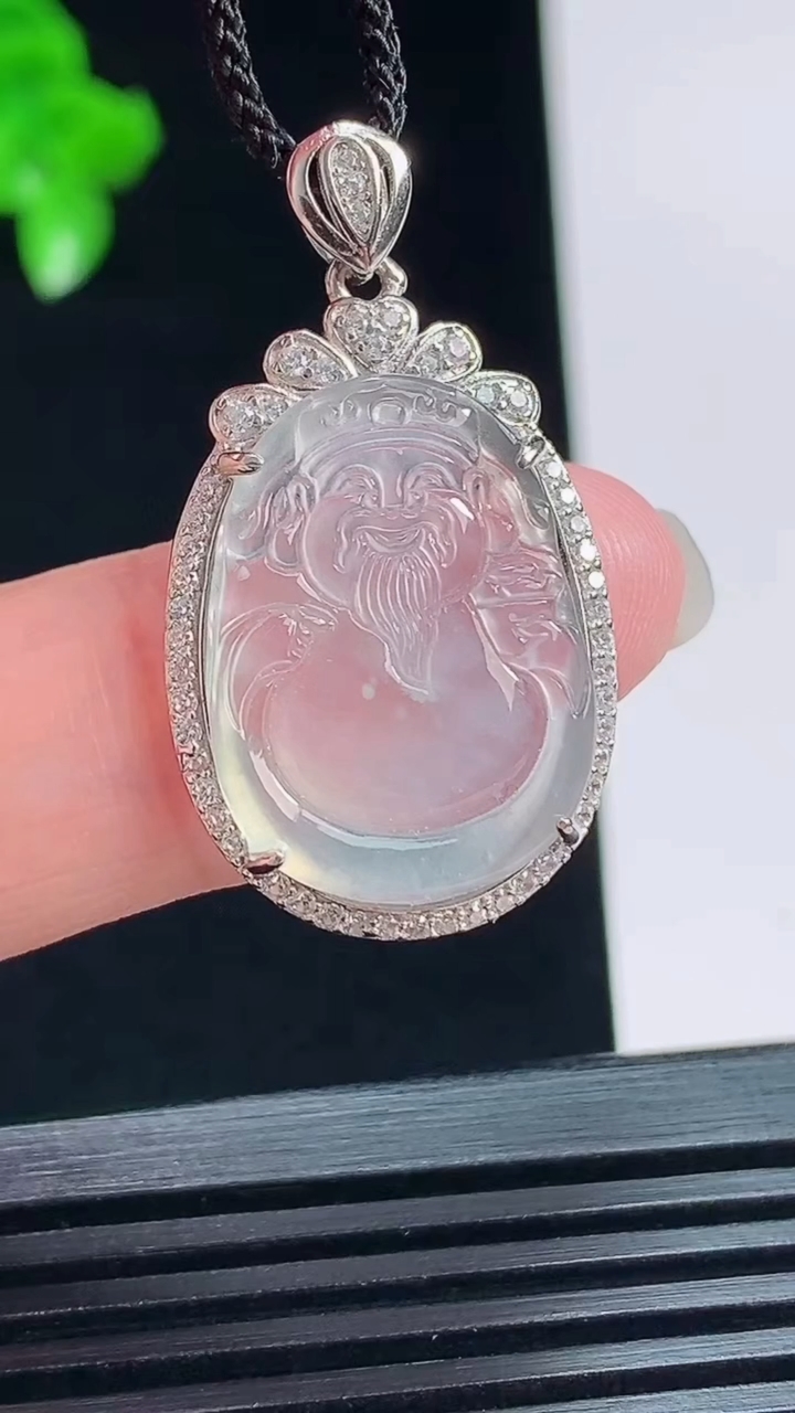 天然A货翡翠种白冰财神爷吊坠，尺寸30-18.5-5，裸石21-15.5 重量:3.00g
7月18