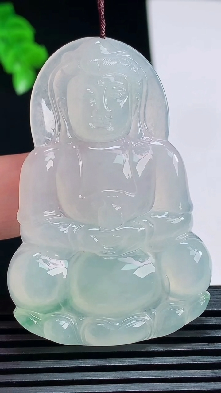 天然A货翡翠正装观音吊坠，尺寸54-36.2-5 重量:16.99g
7月18日