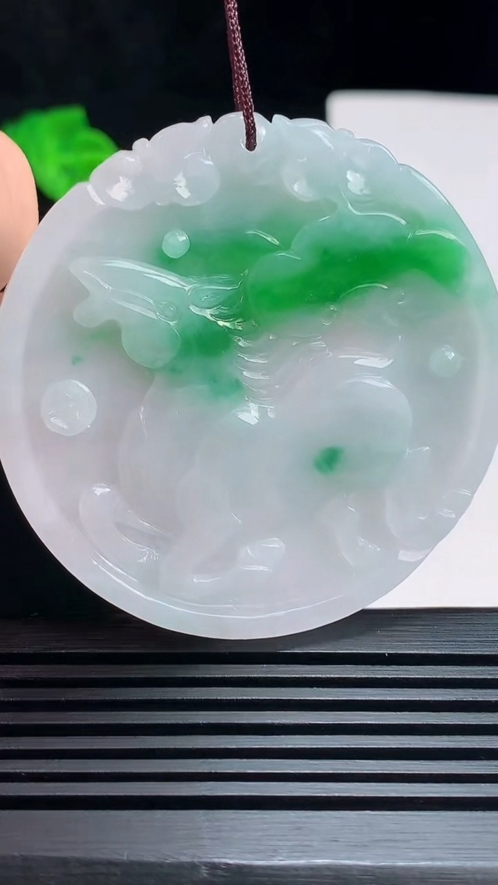 天然A货翡翠生肖马牌吊坠，尺寸52.5-4 重量:24.54g
7月18日