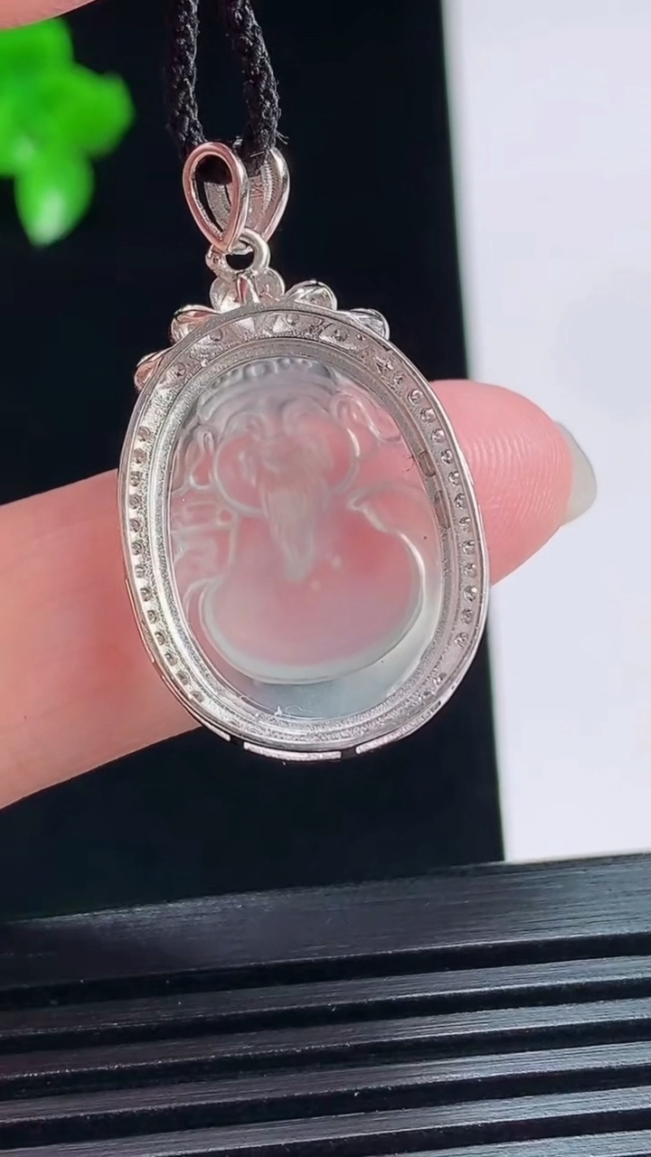 天然A货翡翠种白冰财神爷吊坠，尺寸30-18.5-5，裸石21-15.5 重量:3.00g
7月18日