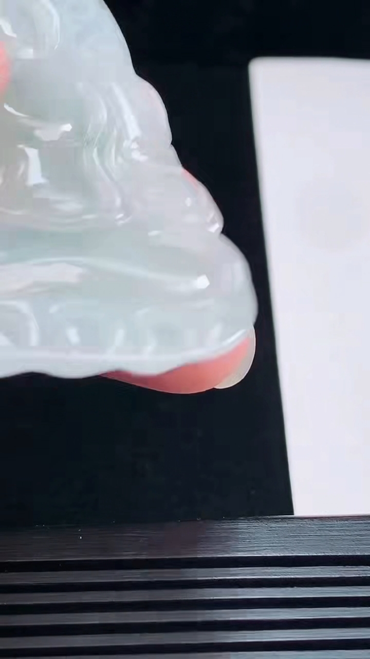天然A货翡翠冰种飘花度母菩萨吊坠，尺寸65-40.5-5.5 重量:25.65g
7月18日