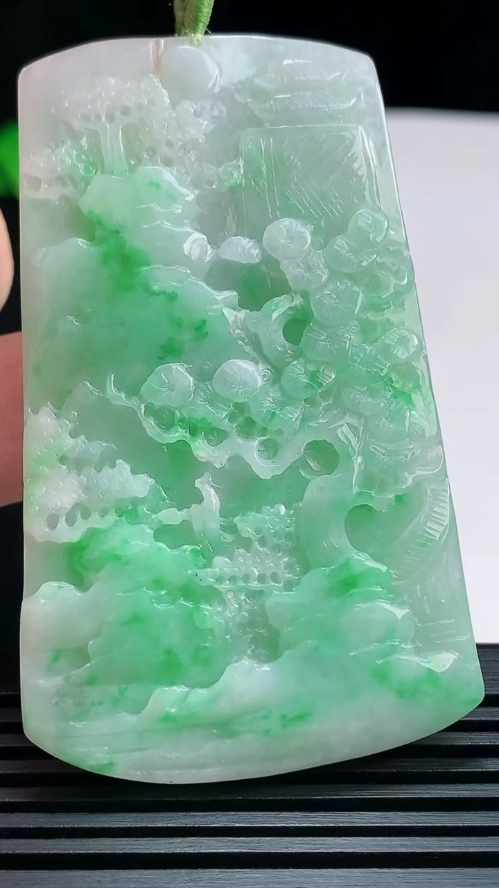 天然A货翡翠山水牌吊坠，尺寸63.6-39-5 重量:27.07g
7月18日