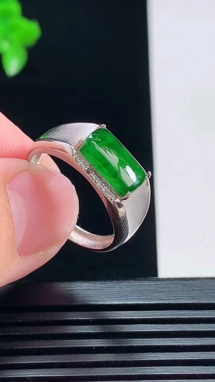 天然A货翡翠马鞍戒指，尺寸10-6 重量:3.00g2026年7月18日
工厂直销收藏佳品,种好水足