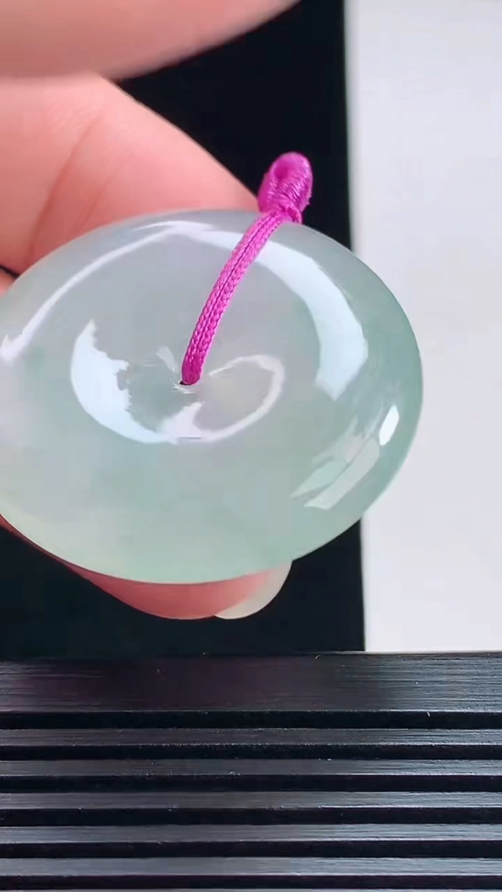 天然A货翡翠飘花平安扣吊坠，尺寸34-5.6 重量:14.08g
7月18日