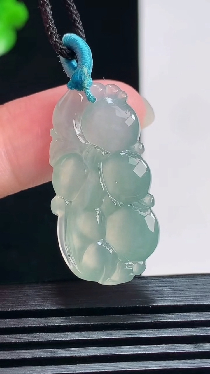 天然A货翡翠灵猴献瑞吊坠，尺寸31-16-8 重量:6.79g
7月18日
