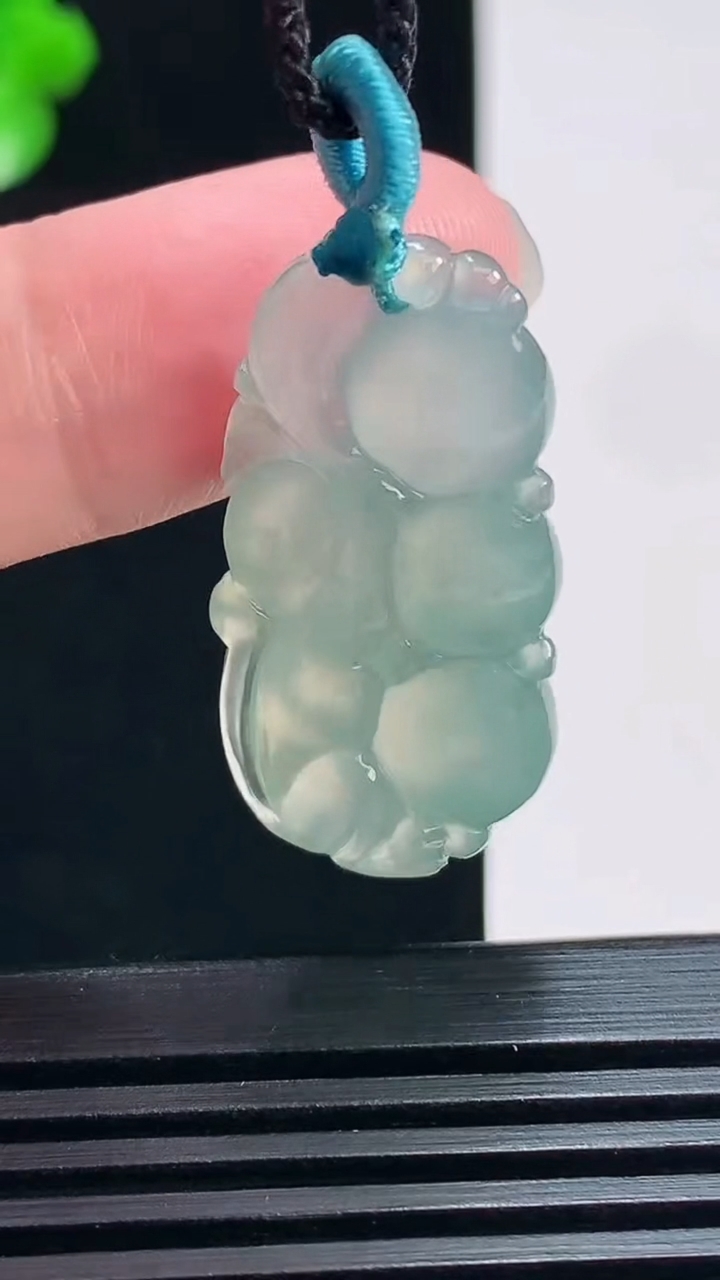 天然A货翡翠灵猴献瑞吊坠，尺寸31-16-8 重量:6.79g
7月18日