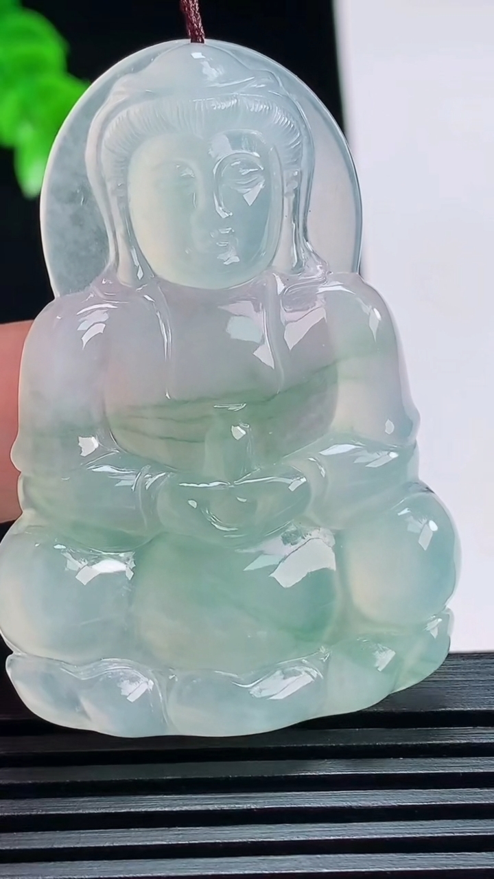 天然A货翡翠正装观音吊坠，尺寸51.6-35.8-5.8 重量:18.50g
7月18日