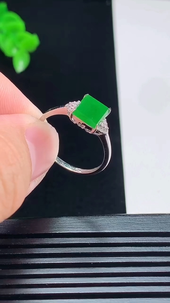 天然A货翡翠马鞍戒指，尺寸17.6-7.5-7-4.8 重量:1.46g2026年7月18日
工厂直销收藏佳品,种好水足，色泽均匀，有种有色，上手高大气！