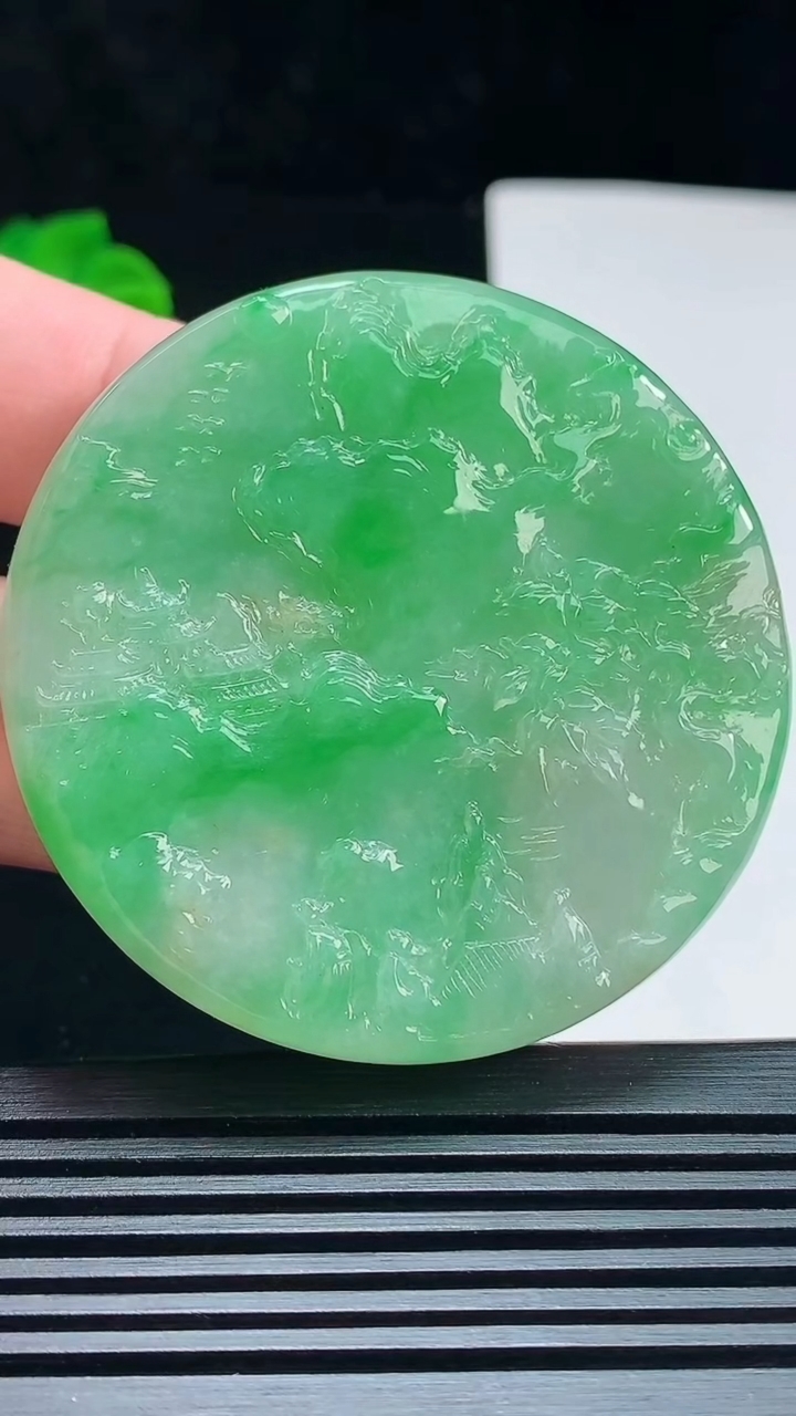 天然A货翡翠山水牌吊坠，尺寸53.5-5.5 重量:35.31g
7月18日