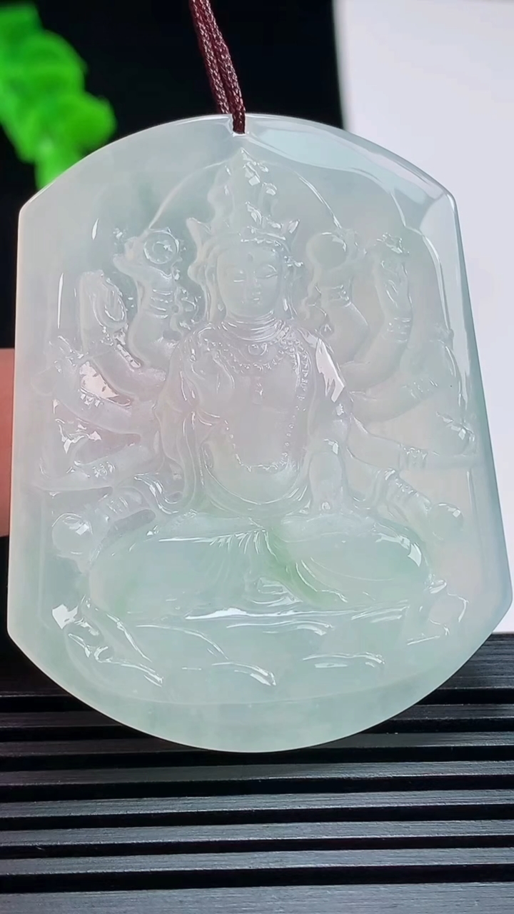 天然A货翡翠千手观音菩萨吊坠，尺寸50.5-40-5 重量:23.77g
7月18日