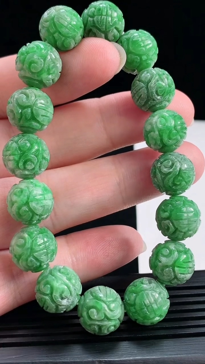 天然A货翡翠雕花圆珠手串，尺寸12-16颗 重量:42.85g7月18日
工厂直销收藏佳品,种好水足