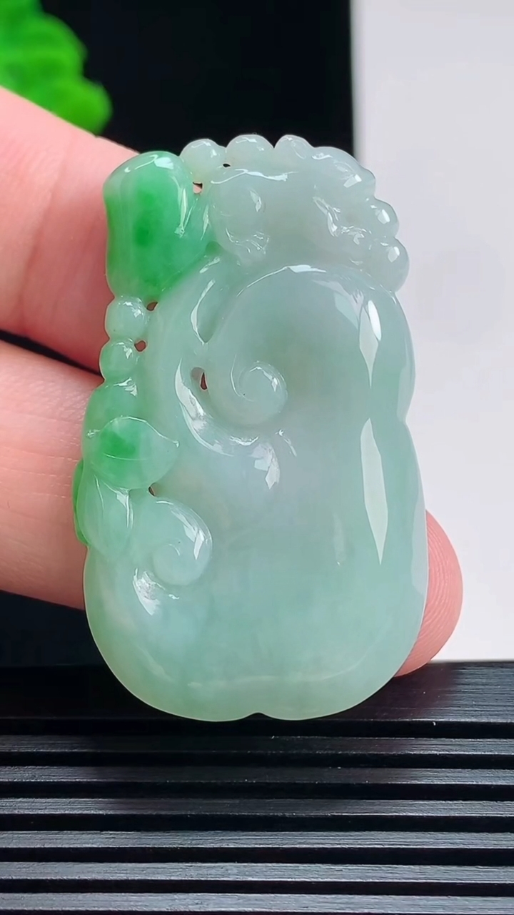 天然A货翡翠如意吊坠，尺寸44-25.6-6.2 重量:14.24g
7月18日