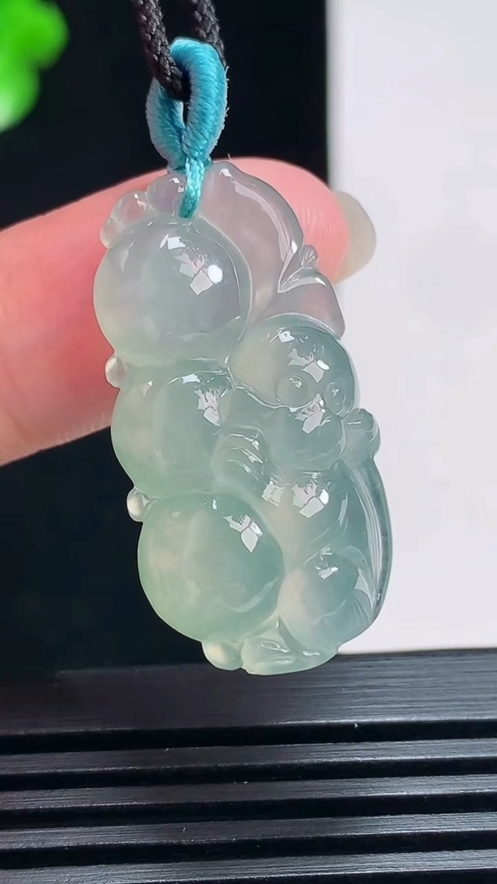 天然A货翡翠灵猴献瑞吊坠，尺寸31-16-8 重量:6.79g
7月18日