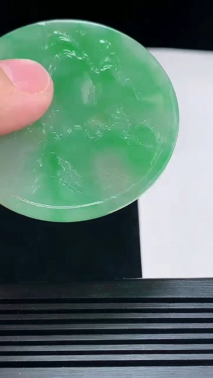 天然A货翡翠山水牌吊坠，尺寸53.5-5.5 重量:35.31g
7月18日