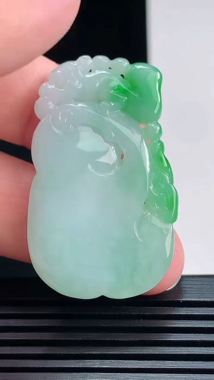 天然A货翡翠如意吊坠，尺寸44-25.6-6.2 重量:14.24g
7月18日