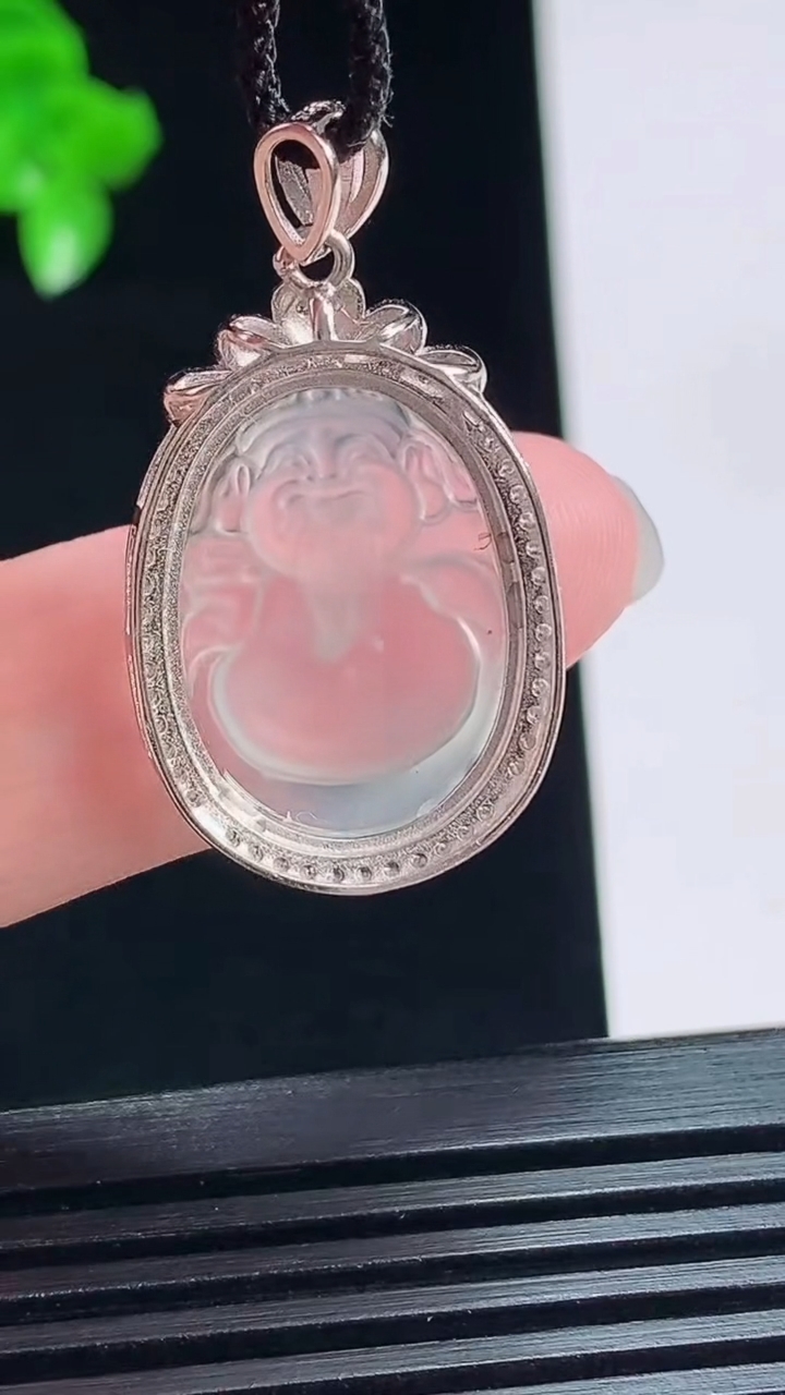 天然A货翡翠种白冰财神爷吊坠，尺寸30-18.5-5，裸石21-15.5 重量:3.00g
7月18日