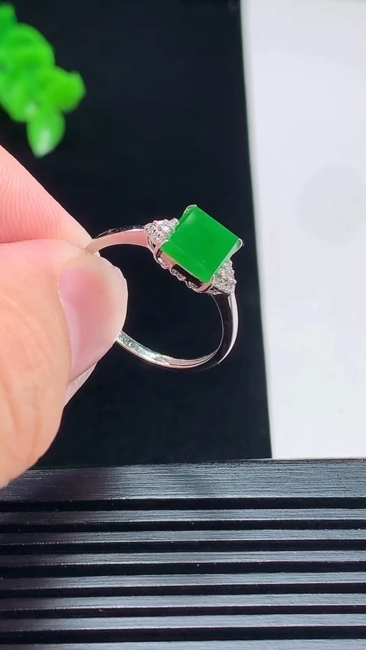 天然A货翡翠马鞍戒指，尺寸17.6-7.5-7-4.8 重量:1.46g2026年7月18日
工厂直
