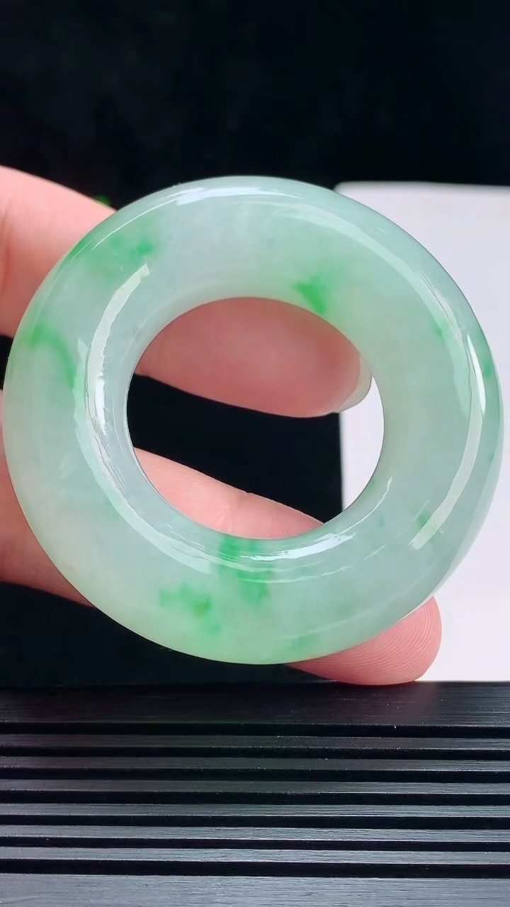 天然A货翡翠平安环吊坠，尺寸54-12.5 重量:57.50g
7月18日