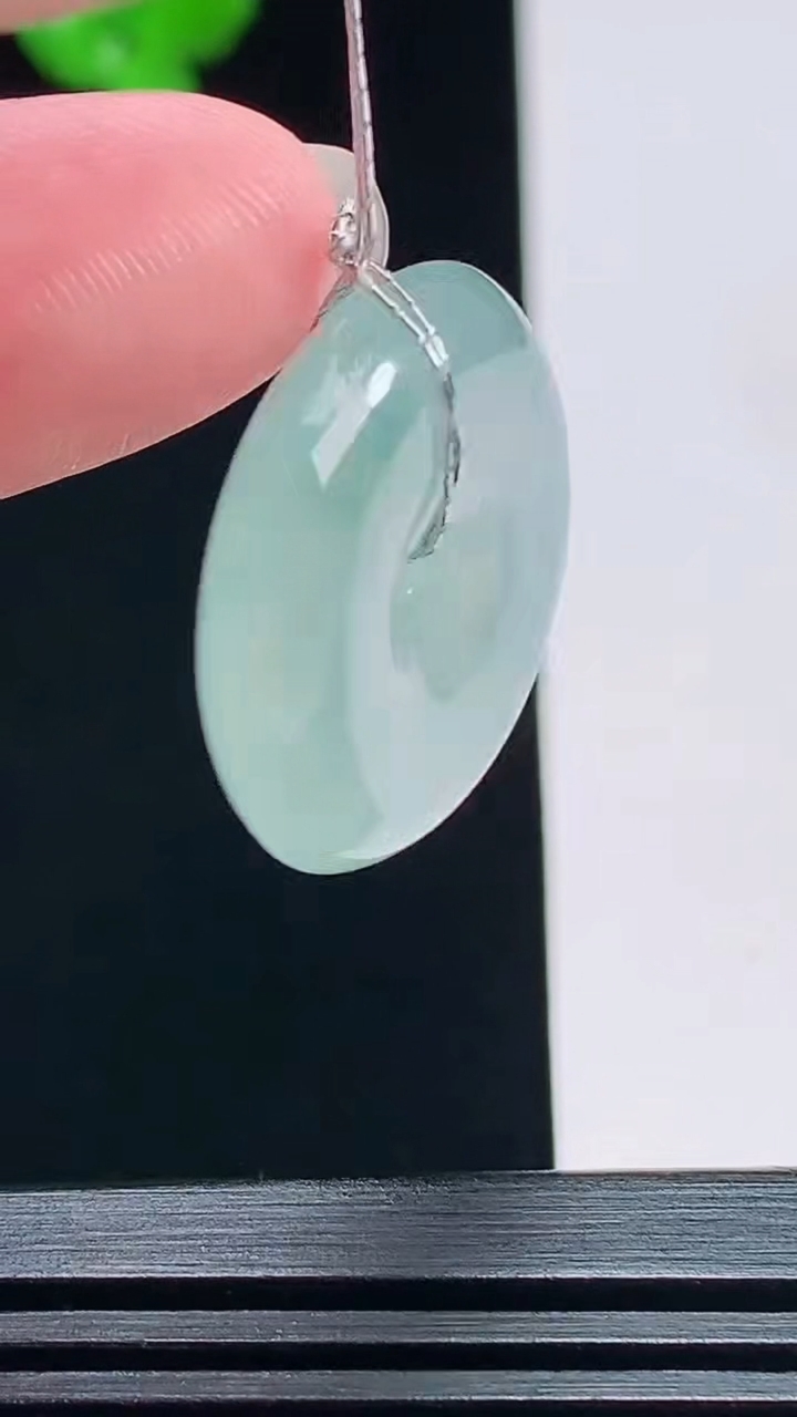 天然A货翡翠冰种飘花平安扣吊坠，尺寸23-5.8 重量:6.48g
7月18日