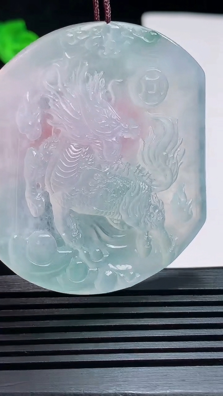 天然A货翡翠麒麟吊坠，尺寸53-45-5.8 重量:30.16g
7月18日