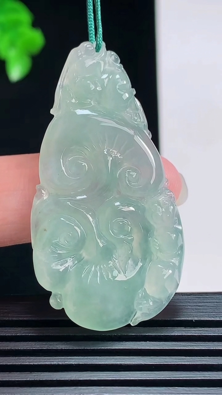 天然A货翡翠如意头吊坠，尺寸47-24.5-5 重量:9.26g
7月18日