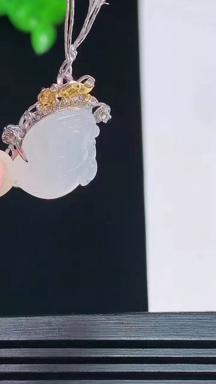 天然A货翡翠种白冰财神爷吊坠，尺寸21-17.5-8，裸石16-13.5 重量:3.30g
7月18日
