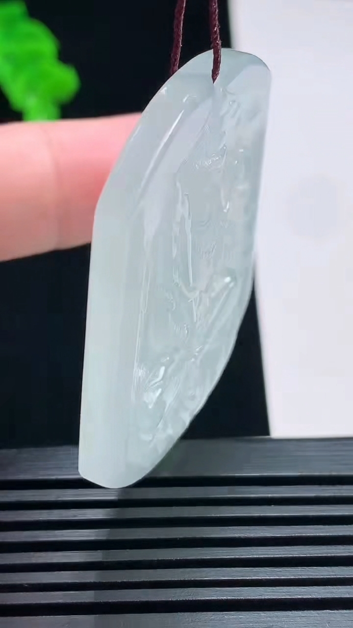 天然A货翡翠虚空藏菩萨吊坠，尺寸49.5-40-5.2 重量:23.43g
7月18日