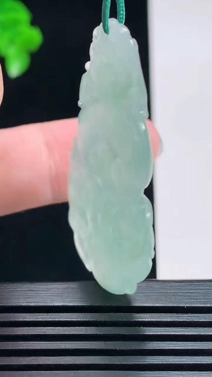 天然A货翡翠如意头吊坠，尺寸47-24.5-5 重量:9.26g
7月18日