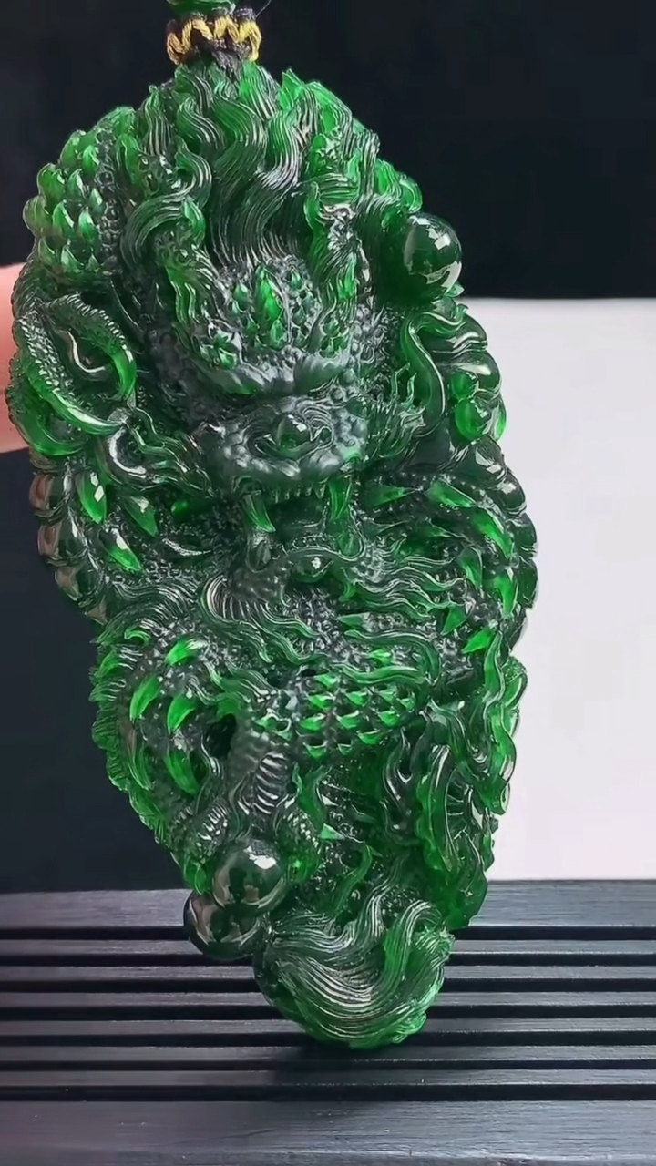 天然A货翡翠龙牌吊坠，尺寸80-38.6-12 重量:54.28g
7月18日
