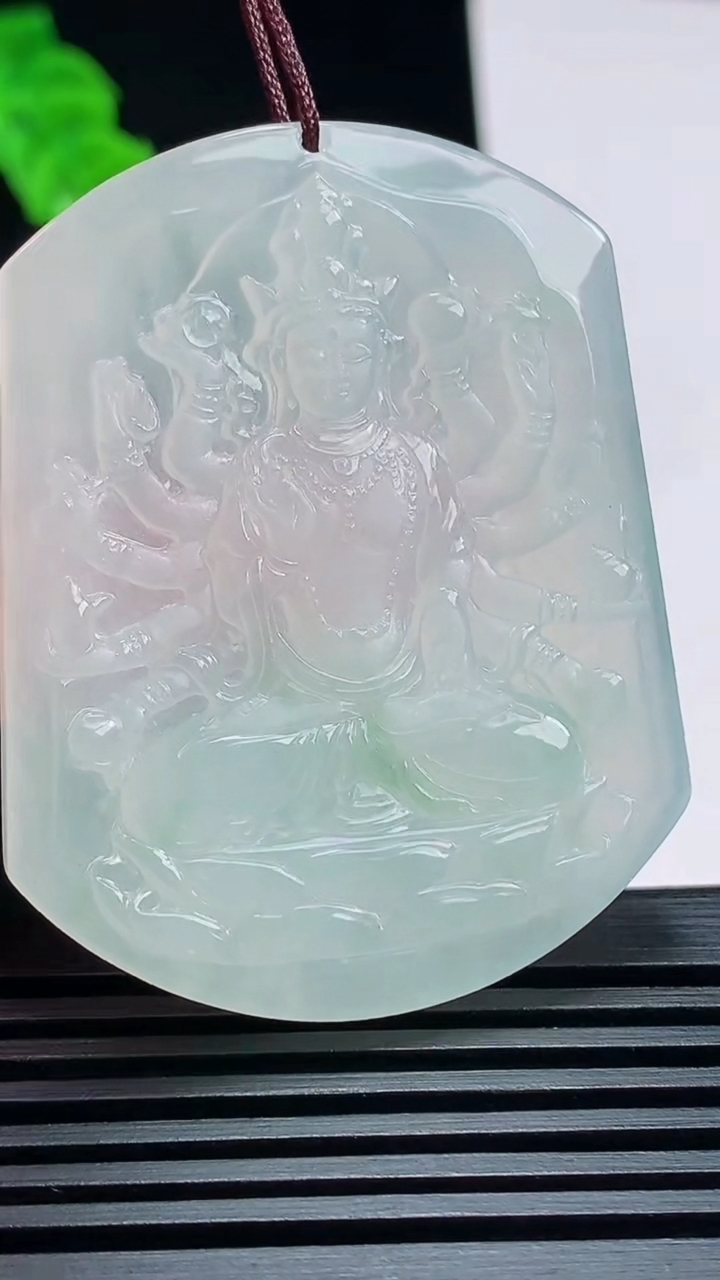天然A货翡翠千手观音菩萨吊坠，尺寸50.5-40-5 重量:23.77g
7月18日