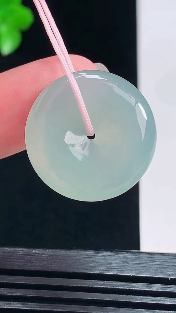 天然A货翡翠平安扣吊坠，尺寸22.5-5 重量:5.38g
7月18日
