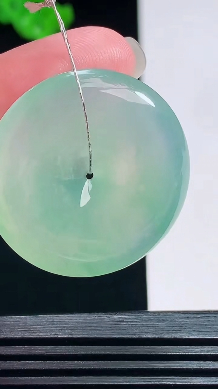 天然A货翡翠平安扣吊坠，尺寸30-5.2 重量:10.80g
7月18日