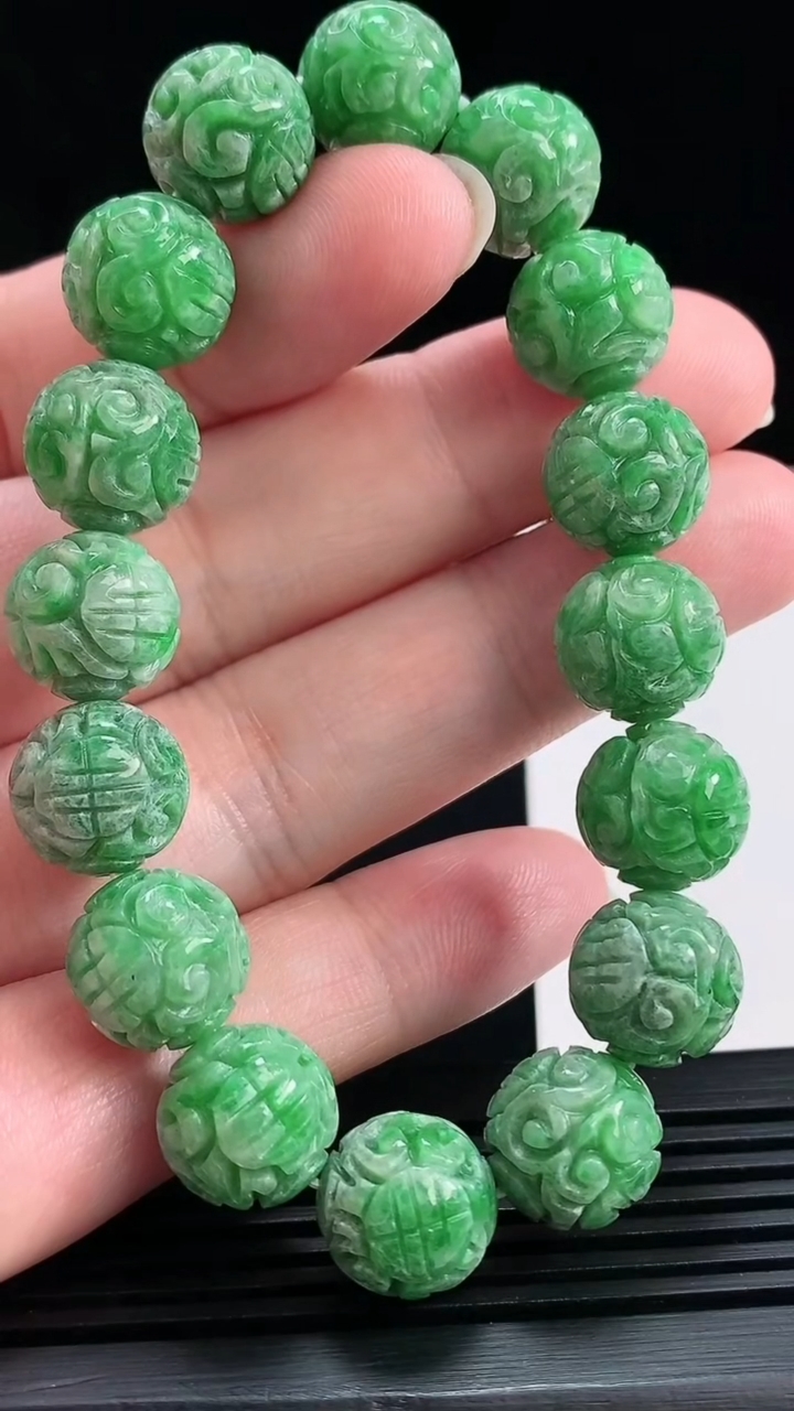 天然A货翡翠雕花圆珠手串，尺寸12-16颗 重量:42.85g7月18日
工厂直销收藏佳品,种好水足，色泽均匀，有种有色，上手高大气！