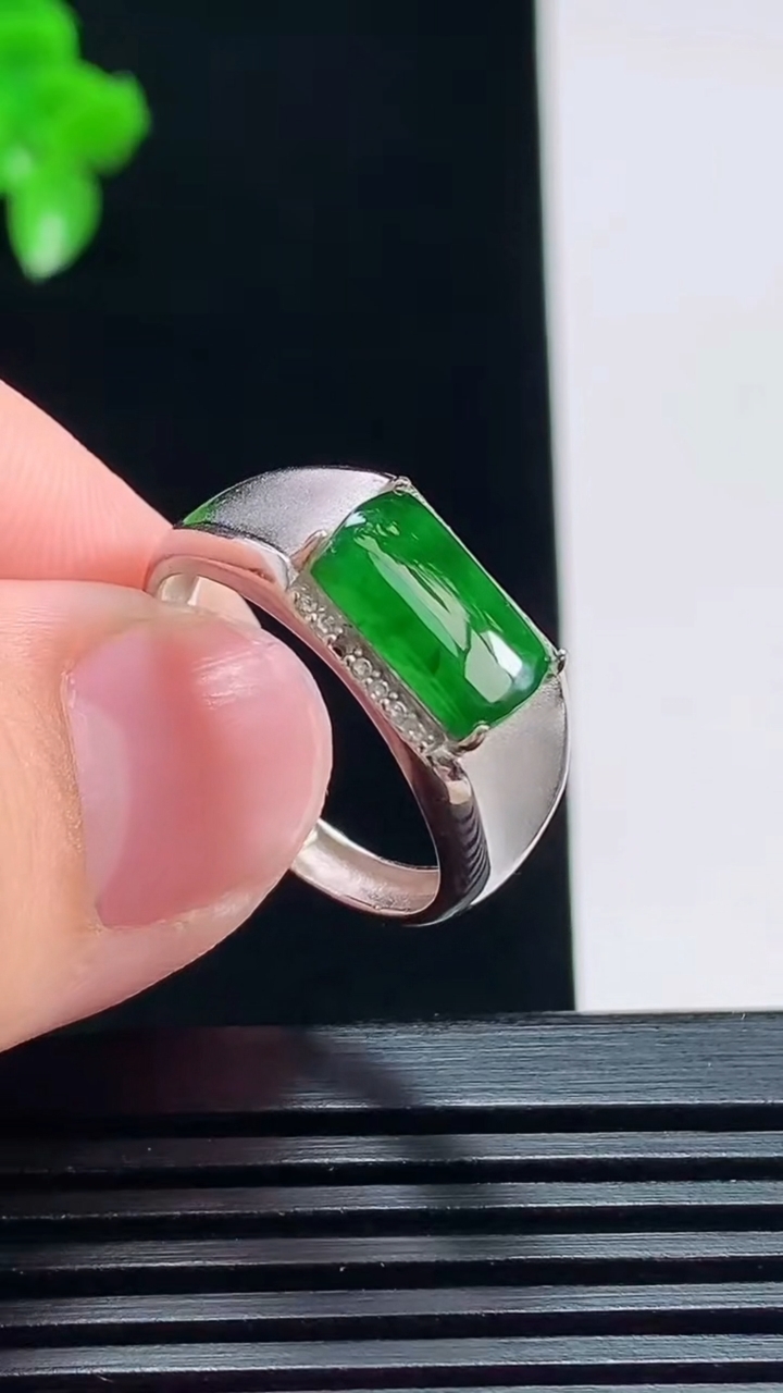 天然A货翡翠马鞍戒指，尺寸10-6 重量:3.00g2026年7月18日
工厂直销收藏佳品,种好水足，色泽均匀，有种有色，上手高大气！