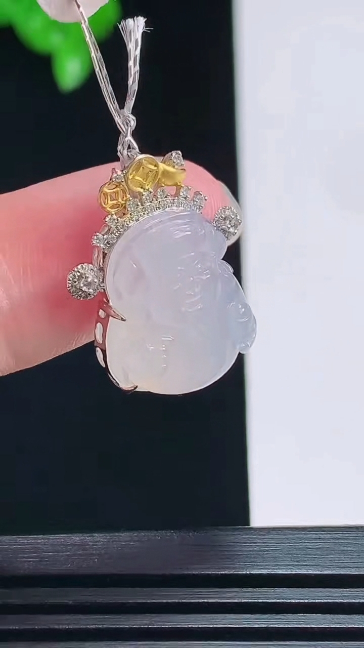 天然A货翡翠种白冰财神爷吊坠，尺寸21-17.5-8，裸石16-13.5 重量:3.30g
7月18日
