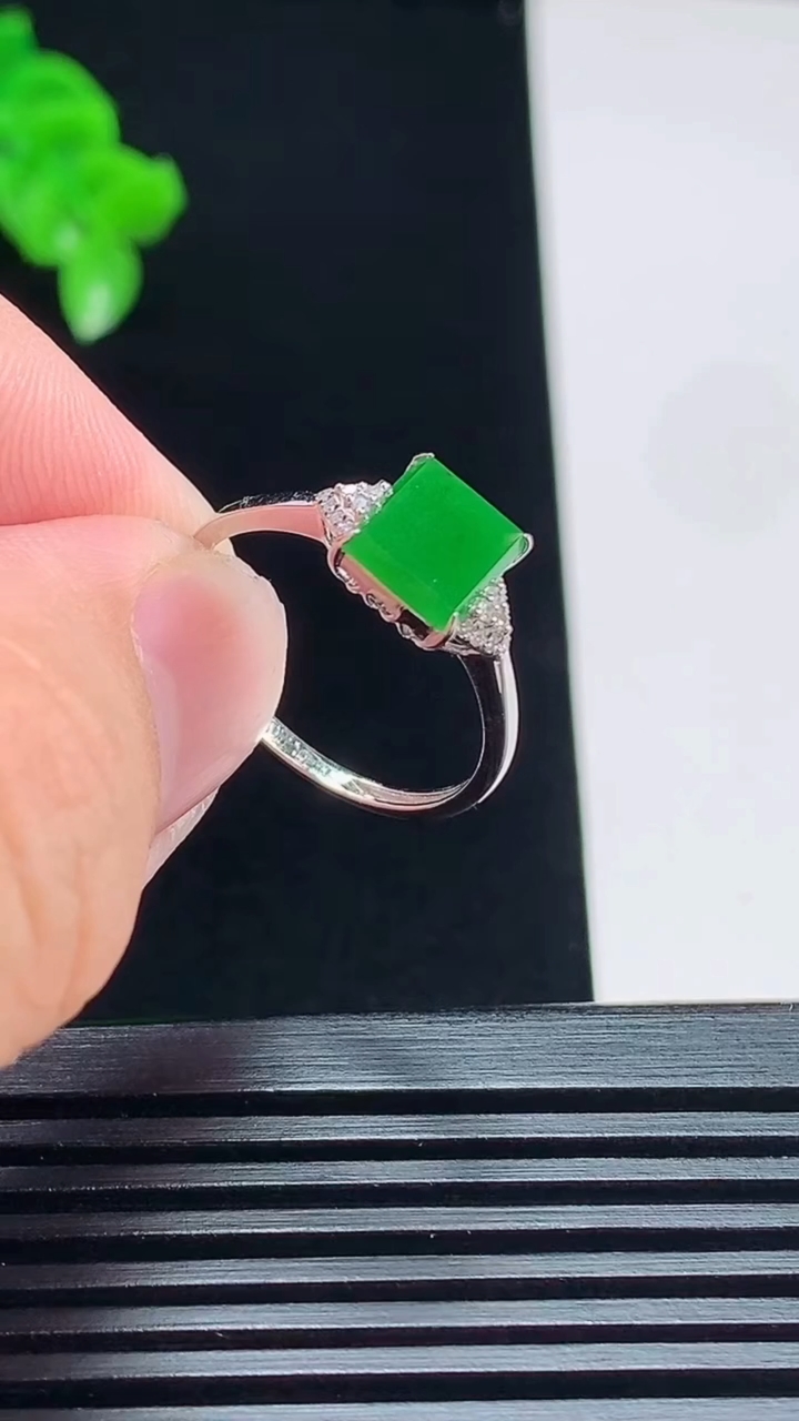 天然A货翡翠马鞍戒指，尺寸17.6-7.5-7-4.8 重量:1.46g2026年7月18日
工厂直