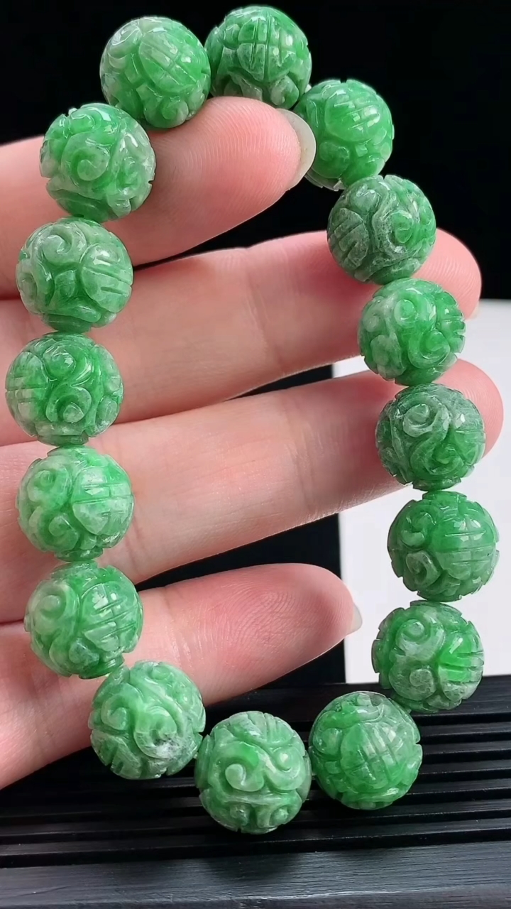 天然A货翡翠雕花圆珠手串，尺寸12-16颗 重量:42.85g7月18日
工厂直销收藏佳品,种好水足