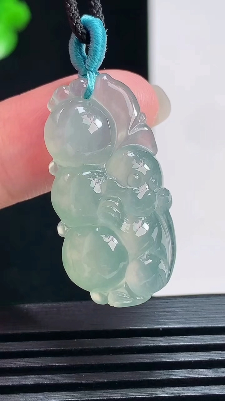 天然A货翡翠灵猴献瑞吊坠，尺寸31-16-8 重量:6.79g
7月18日