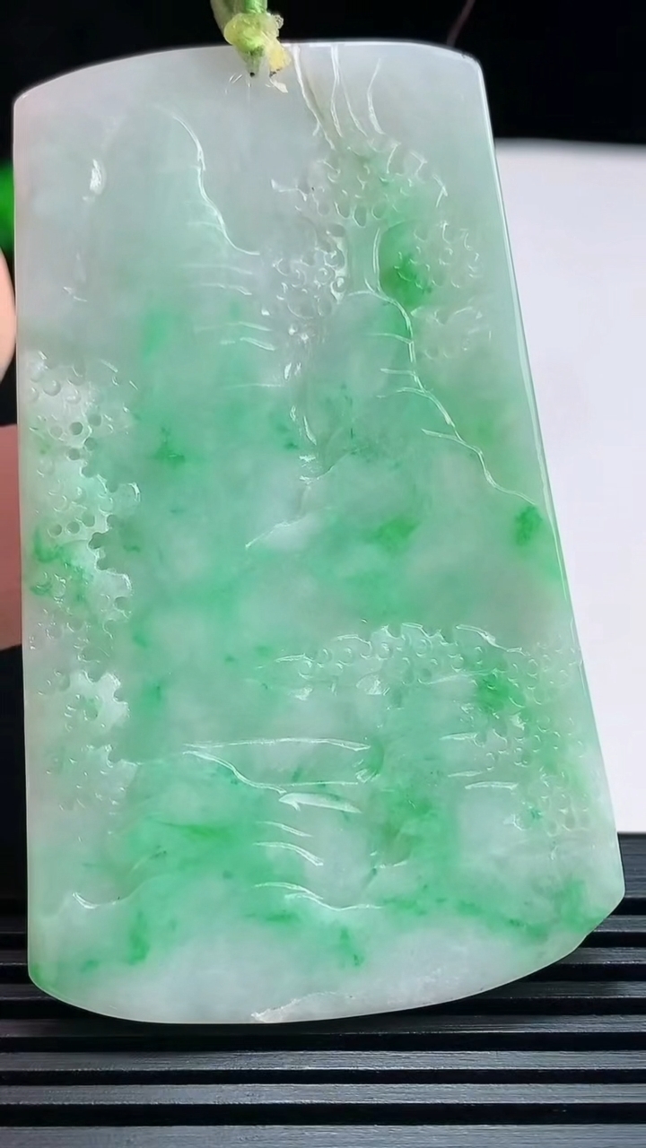 天然A货翡翠山水牌吊坠，尺寸63.6-39-5 重量:27.07g
7月18日