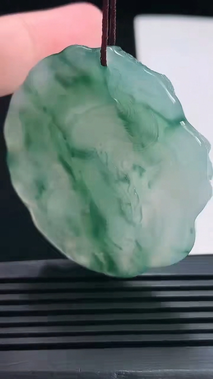 天然A货翡翠冰种飘花龙牌吊坠，尺寸50-47.6-8.5 重量:36.86g
7月18日